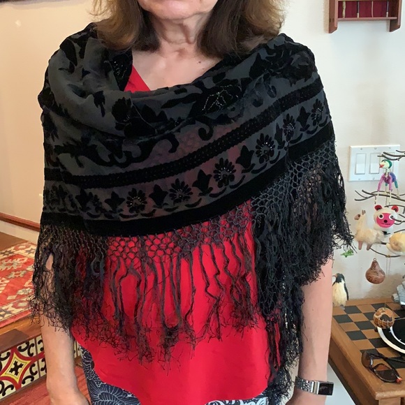 Lovely black evening wrap with velvet roses - Picture 2 of 3